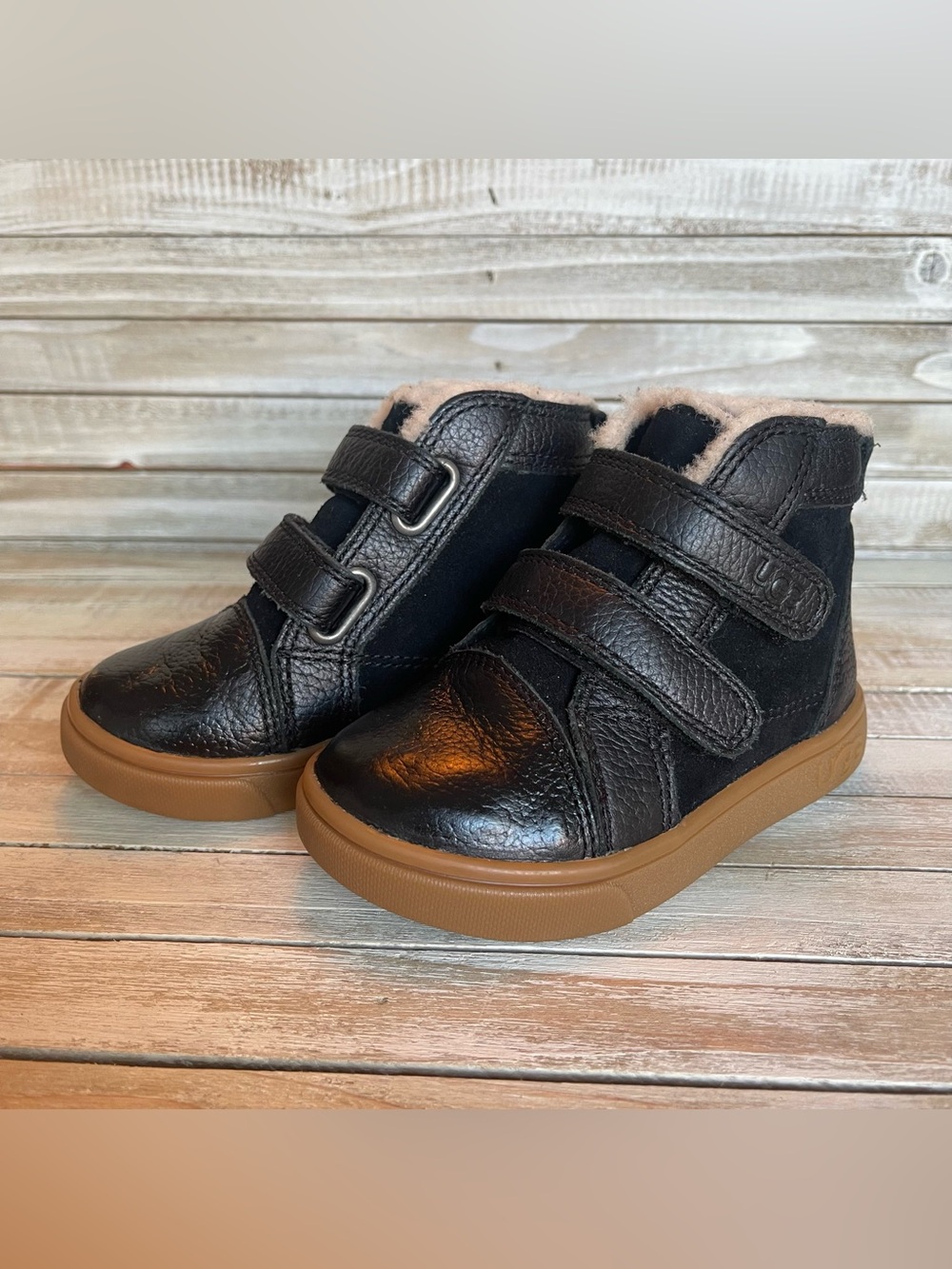 NWOT UGG Rennon II SZ 6 Toddler